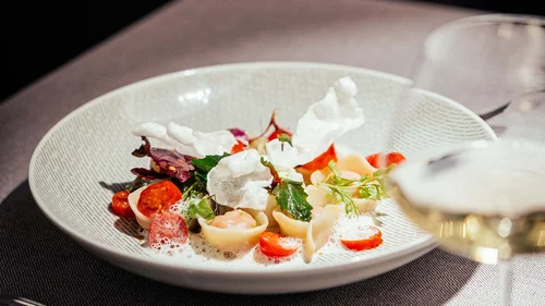 Der Lodenwirt in Vintl | Hotel, Residence & Restaurant Fein angerichtete Pasta mit Tomaten, Blättern und Schaum auf weißem Teller